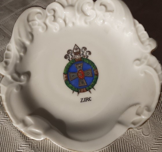 Fájl:Zirci vonatkozású herendi dísztárgyak az 1940-es évekből 1.jpg