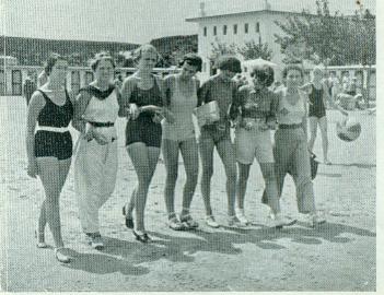 Fájl:Regi reklam divatbemutato.jpg