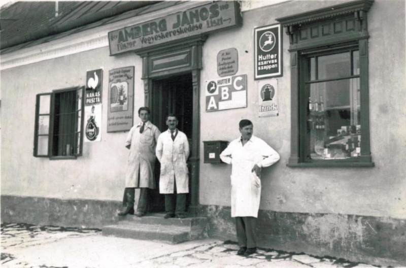 Fájl:Az Amberg bolt. A kirakathoz közel áll Amberg András, az ajtóban a magas férfi Dobos János, a másik Szabó László.jpg