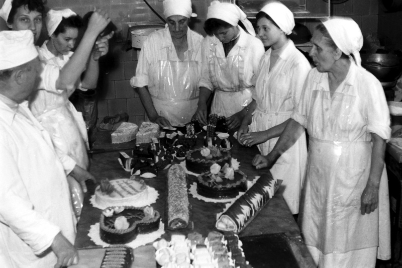 Fájl:A cukrászműhelyben 1960-es évek eleje.jpg