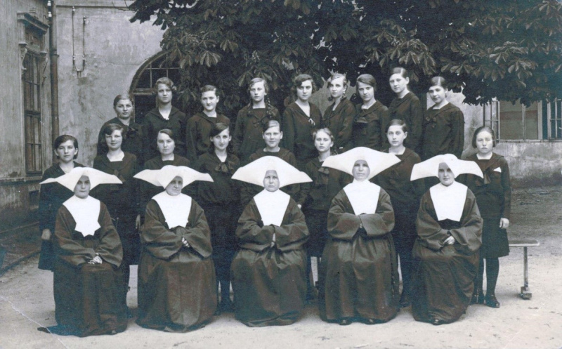 Fájl:Az Irgalmasok veszprémi zárdájában Kukoda Miklós zirci vendéglős lánya, Mária, felső sor balról a negyedik 1925..jpg