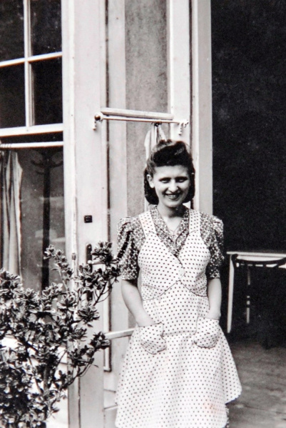 Fájl:Piedl Valéria a cukrászda előtt.jpg