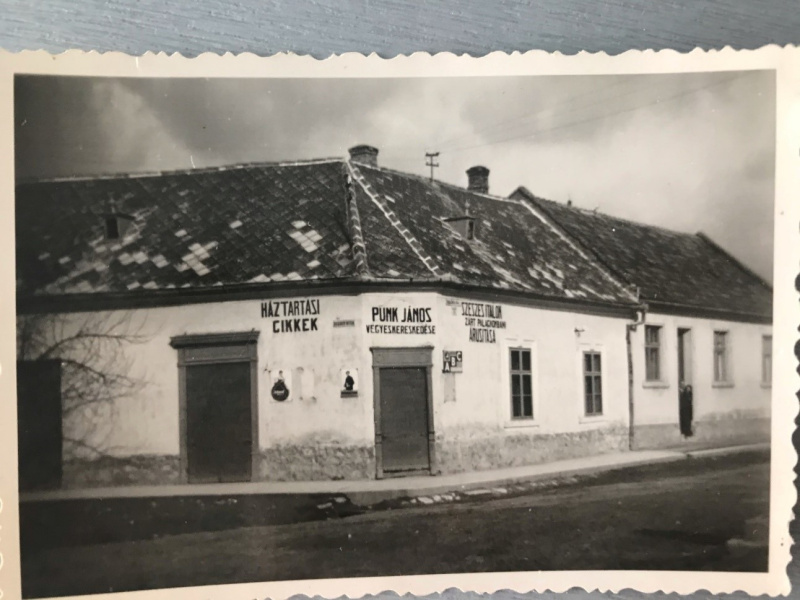 Fájl:Punk János kereskedése 1930-as évek.jpg